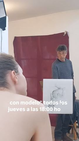 Clase de dibujo con modelo