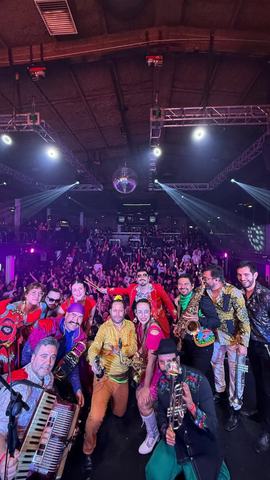 Banda Conmoción Dieciochero en Bar de René