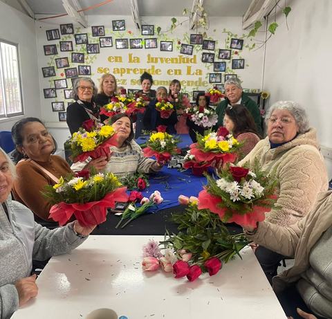 Taller de arreglo floral para adultos mayores